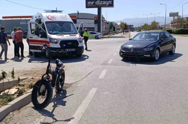 Elektrikli bisiklet ile otomobil çarpıştı: 1 yaralı 