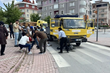Elektrikli bisikletin Kamyonetin altında kalmasıyla 3'ü çocuk 4 kişi yaralandı