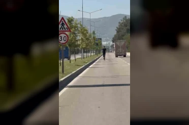 Elektrikli scooter üzerinde tehlikeli yolculuk kamerada 
