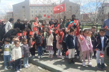 Eleşkirt’te çocuklar ilk bayramlarını aileleriyle okulda kutladılar 