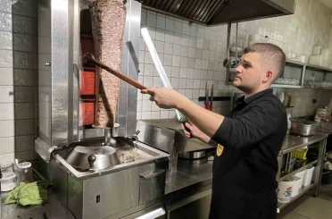 Eli kalem değil kepçe tuttu, 17 yaşında 30 çeşit yemek çıkartıyor 