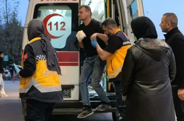 Eli traktörün hidrolik sistemine sıkışan çiftçi yaralandı 