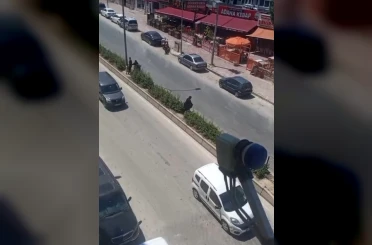 Elinde bastonuyla refüje çıkarak yolun karşısına geçmeye çalışan yaşlı kadın adeta ölümle dans etti 