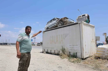 ’Emanet bizde namustur’ diyen esnaf, arkadaşının Toros’unu hırsızlardan koruyabilmek için forkliftle konteynerin üzerine koydu 