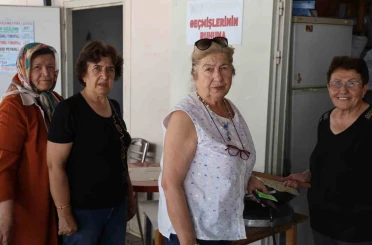 Emekli kadınlar gözleme satarak üniversitelilere destek oluyor 