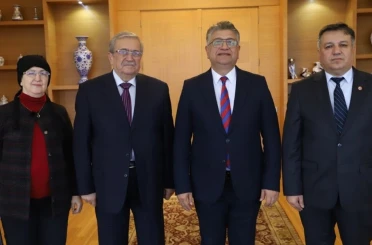 Emekli Müdür Ahmet Urfalı eserlerini Rektör Kızıltoprak’a takdim etti 
