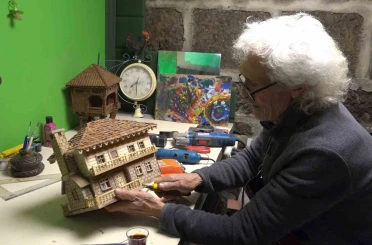 Emekli olduktan sonra yaptığı ahşap maket evler beğeni topluyor 