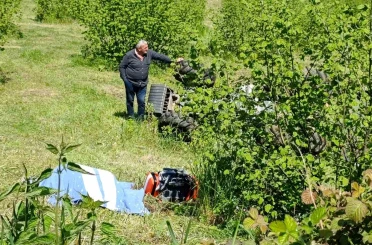 Emekli polis devrilen traktörün altında can verdi 