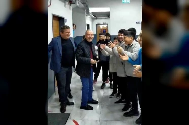Emekliye ayrılan 42 yıllık öğretmene duygusal veda 