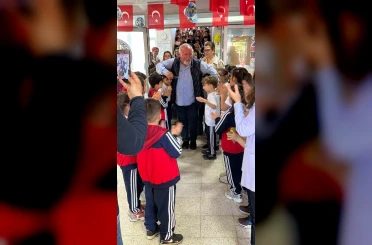 Emekliye ayrılan 43 yıllık öğretmen gözyaşlarıyla veda etti 