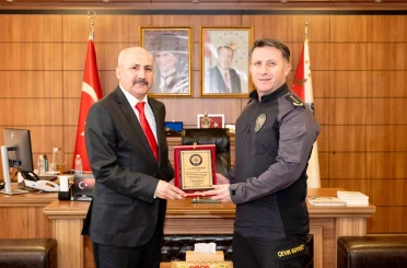 Emekliye ayrılan komisere plaket takdim edildi 