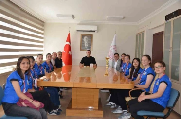 Emet Kaymakamı Başkapan, il birincisi kız voleybol takımını kabul etti 