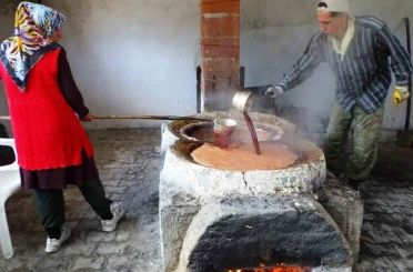 Emet Yağcık köyünde asırlardır eski usulle üzüm pekmezi yapımı geleneği sürdürülüyor 