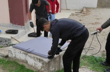 Emet’te Mesleki ve Teknik Anadolu Lisesi öğrencileri eski ve riskli rögar kapaklarını yenileriyle değiştirdi 