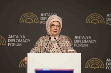 Emine Erdoğan: "Çocuklarımız için şiddeti özendiren ve sıradanlaştıran ne varsa, hangi mecrada ve ne kılıkta olursa olsun kararlılıkla mücadele etmek zorundayız" 