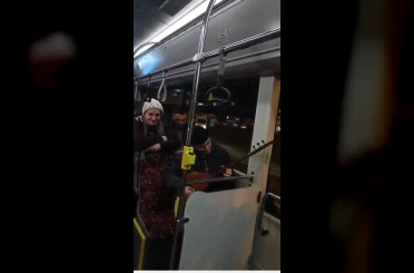 Eminönü-Arnavutköy seferindeki İETT otobüsünde sazlı yolculuk 