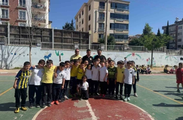 Emniyet Müdürü Özcan miniklerle futbol oynadı 