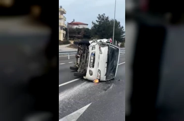 Emniyet şeridindeki araca çarptı: 2 yaralı 