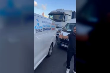 Emniyet şeridinden kaynak yaptılar, tepki gösteren sürücüye saldırdılar 