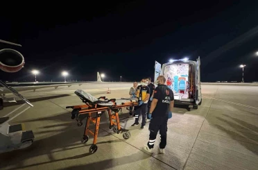 Endonezya’da kaza geçiren Türk vatandaşı ambulans uçakla Türkiye’ye getirildi 