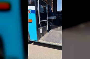 Engelli rampasını açmayarak tekerlekli sandalyeli vatandaşa tepki gösteren otobüs şoförünün hayrete düşüren sözleri kamerada 