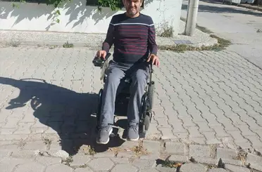 Engelli vatandaşlar bozulan kaldırımı kullanamıyor
