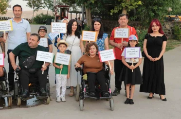 Engellilerden ’engelsizlere’ çevre dersi: Parkları köşe bucak temizlediler 