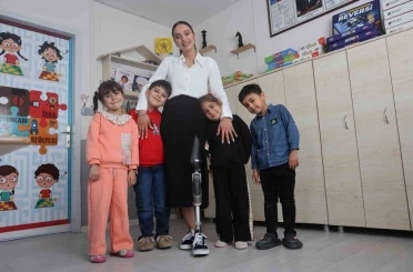 Enkazdan 46. saatte kurtarılan genç öğretmen, protez bacağıyla geri döndüğü mesleğinde minik öğrencileriyle yaşama tutundu 