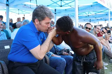 Er meydanında kardeşlik fotoğrafı: Amasya Valisi ile ‘Arap Osman’ el ele
