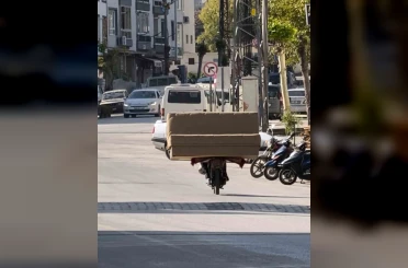 Erbaa’da motosikletle koltuk taşıdı 