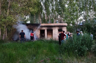 Erciş’te odunluk yangını 
