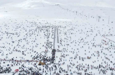 Erciyes’te hafta sonu pistler kayakçılarla doldu 