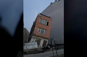 Erdek’te inşaat kazısı sırasında temeli zarar gören 2 katlı bina yıkıldı 