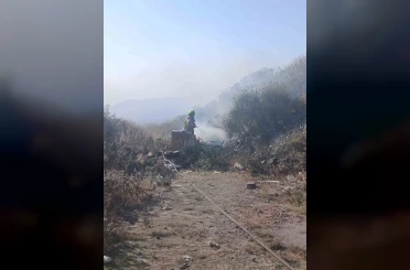 Erdek’te mezarlık girişindeki ot yangını büyümeden söndürüldü 