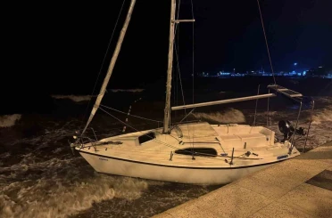 Erdek’te şiddetli lodos etkili oldu: Tekneler sürüklendi 