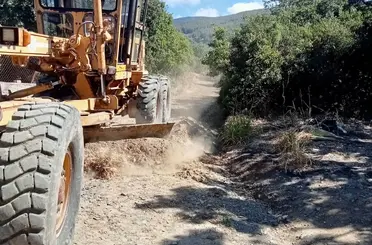 Erdek’te zeytin hasadı öncesi bahçe yollarına bakım
