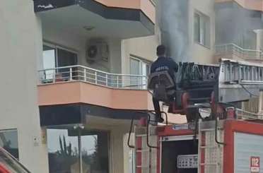 Erdemli’de bina yangını korkuttu 