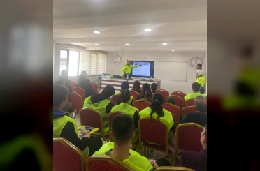 Ereğli’de okul geçit görevlisi öğrenciler yeleklerini giydi