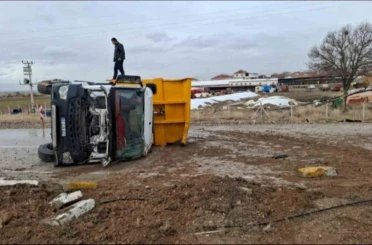 Ereğli’de kontrolden çıkan kamyon devrildi: 2 yaralı 