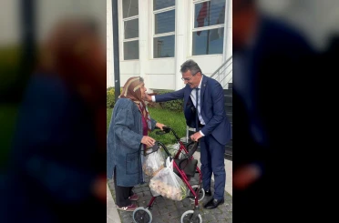 Erenler’de gönülleri ısıtan anlar: Makam aracını yaşlı kadına tahsis etti 