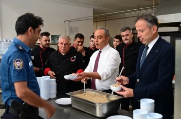 Erol personele aşure dağıttı 