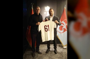 Ertuğrul Doğan, TFF Başkanı Hacıosmanoğlu’na forma hediye etti 