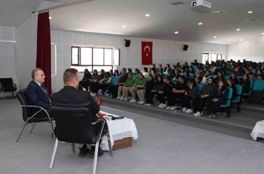 ERÜ Rektörü Altun, Develi’de öğrenciler ile buluştu 
