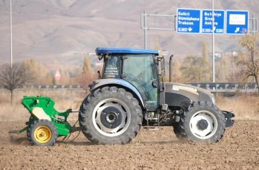 Erzincan Belediyesi uygulama tarlalarında hububat ekimi yaptı 