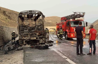 Erzincan-Sivas yolunda yolcu otobüsü alevlere teslim oldu 