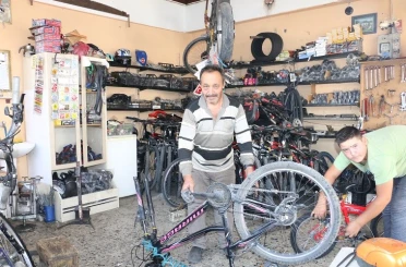 Erzincan’da bisiklet tamircilerinde yaz yoğunluğu 