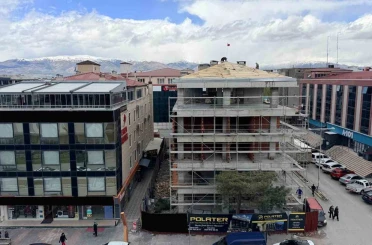 Erzincan’da çatıda tehlikeli çalışma kameraya yansıdı 