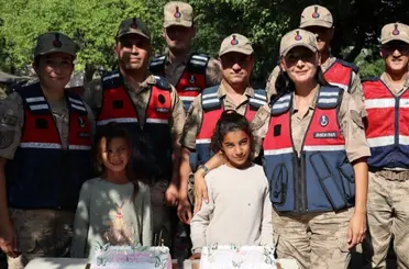 Erzincan’da jandarmadan minik kalplere doğum günü sürprizi
