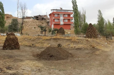 Erzincan’da kışlık tezek hazırlığı 