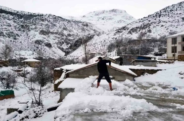 Erzincan’da köylerde karla mücadele sürüyor 
